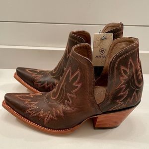 NWT Ariat Weathered Brown Booties